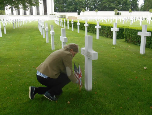 Bev Lappin places tribute at Harry Wensels grave